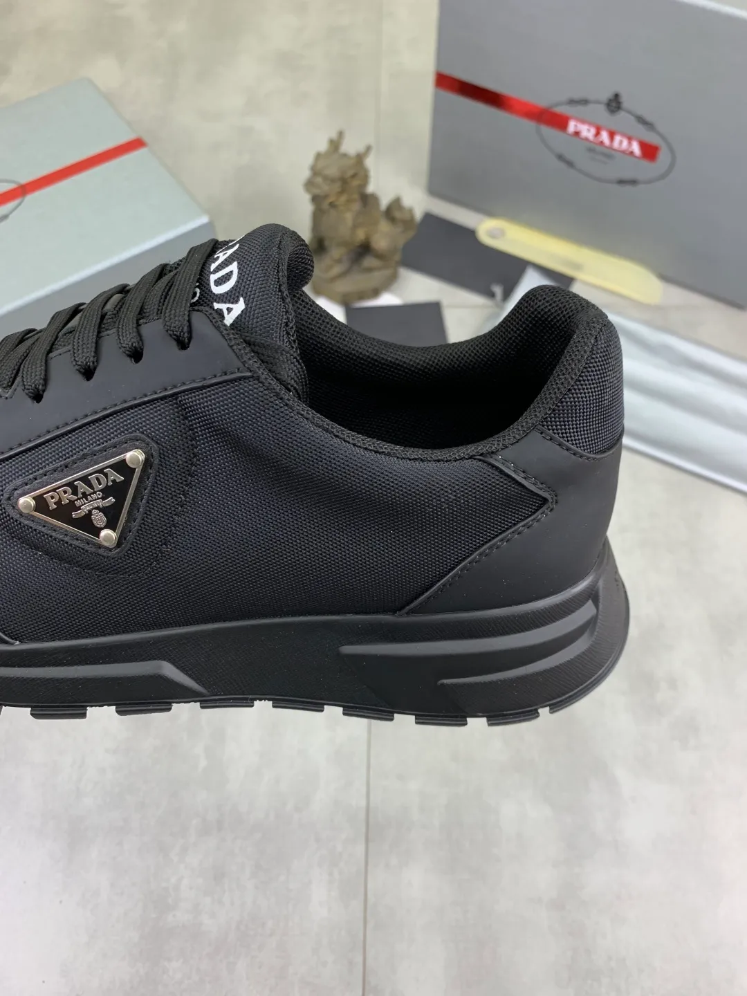 Men's men's shoes P560💰 [Real Price] Popular models are on the official website, 🆘 Trendy brand (Prada) mainly promotes popular models, avant-garde and versatile fashionable men's shoes private version mold opening, cowhide surface splicing 1:1.. Stylish and simple, original imported cowhide lining cowhide feet; the atmosphere and personality are more fashionable, eye-catching and pursuing class. It will subvert the old ideas and be a must-have for fashionistas who want to spend time with you! Must keep it! Tall and comfortable, large and low, high-end quality workmanship. Code number: 38-44 (45 customized) 2️⃣ optional.
